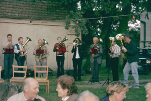 Mitglieder des Posaunenchores beim Dorffest 2002